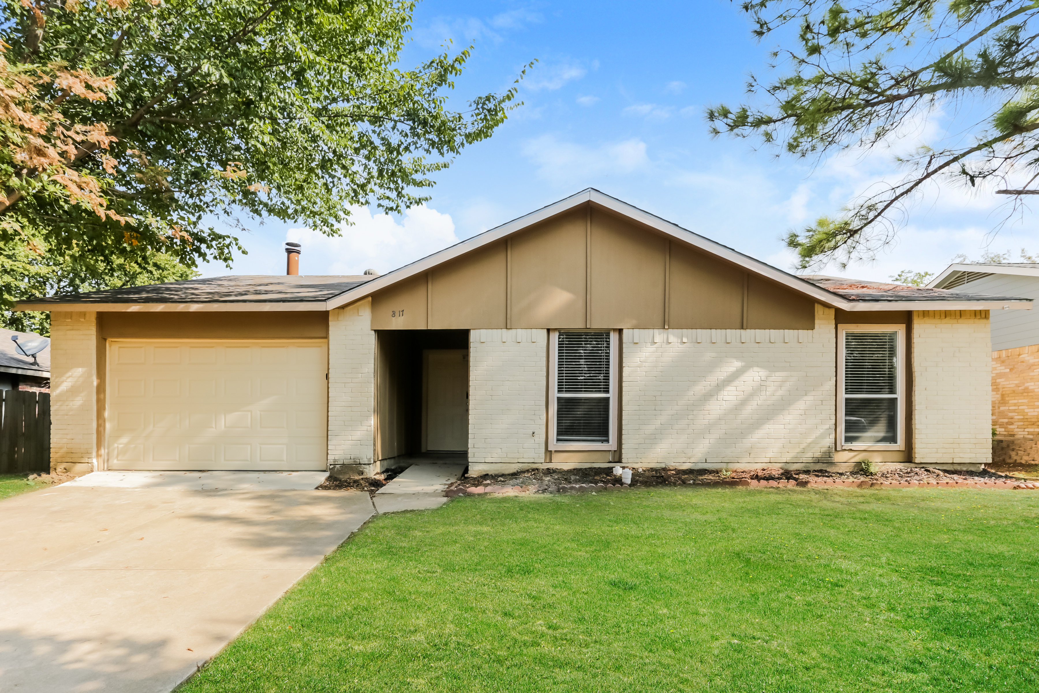 817 Sandalwood Ln Arlington, TX 76017